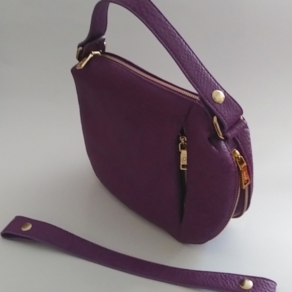 Moda Expandable Zipper Bottom shoulder bag. New w/o tags.